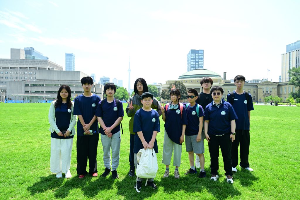 迈新教育学生参观大学校园合影